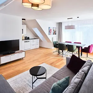 Myfavorit - Spacious Next To Puplic Transport U1 Direct Connection To Citycenter Wien